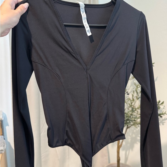 Elegant Black V-Neck Women's Top - Picture 1 of 1